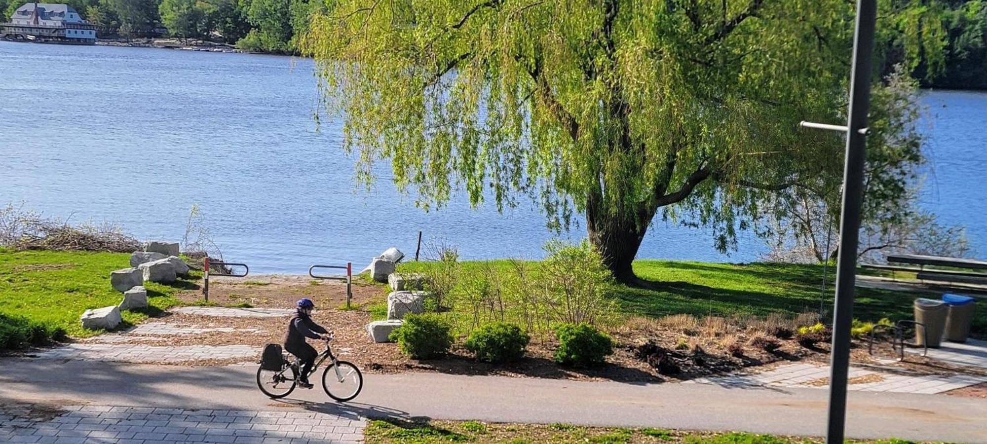 Kokomo Inn Bed And Breakfast Ottawa-Gatineau'S Only Tropical Riverfront B&B On The National Capital Cycling Pathway Route Verte #1 - For Adults Only - Chambre D'Hotes Tropical Aux Berges Des Outaouais Bnb #17542O Exterior photo