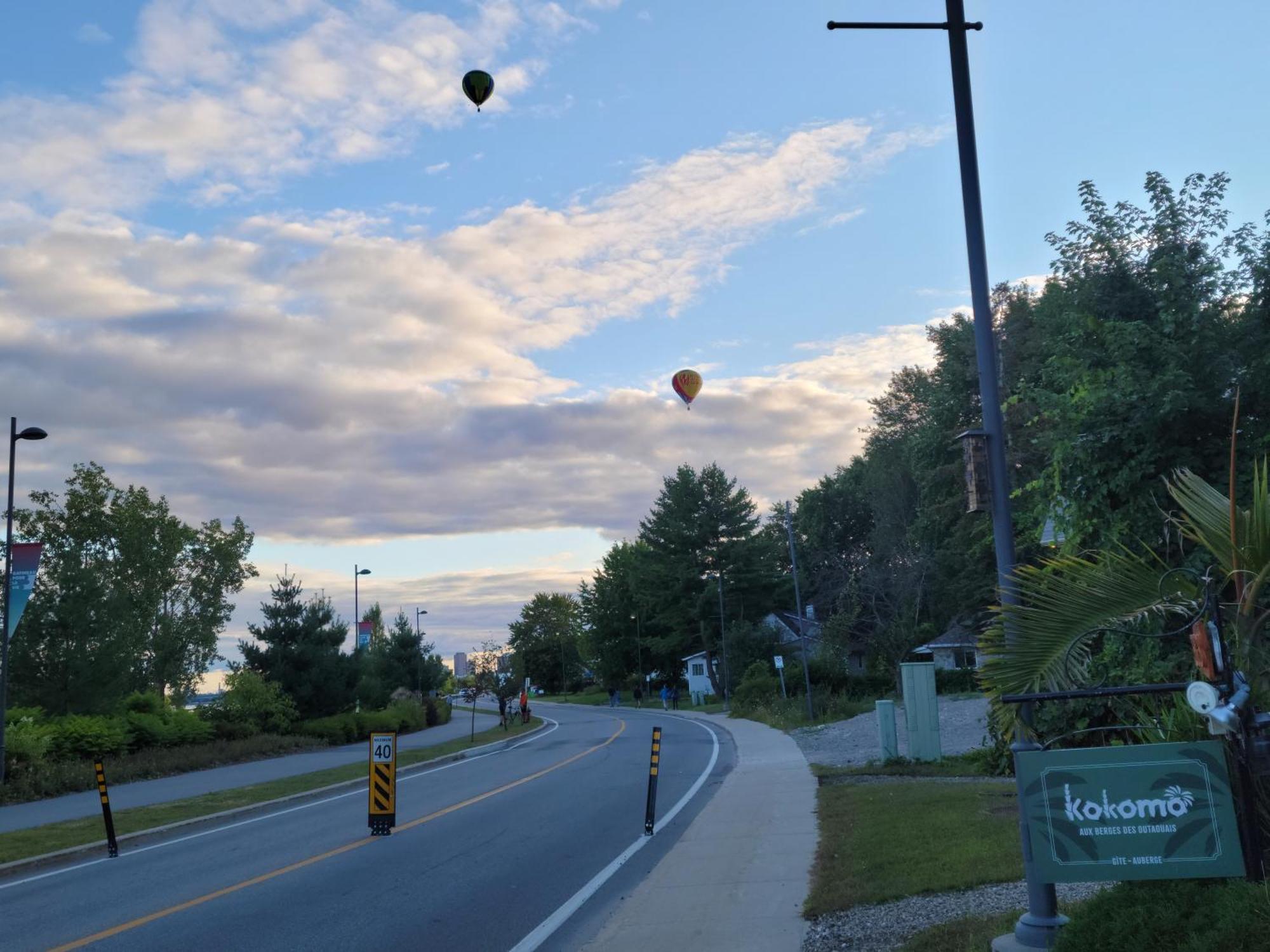 Kokomo Inn Bed And Breakfast Ottawa-Gatineau'S Only Tropical Riverfront B&B On The National Capital Cycling Pathway Route Verte #1 - For Adults Only - Chambre D'Hotes Tropical Aux Berges Des Outaouais Bnb #17542O Exterior photo