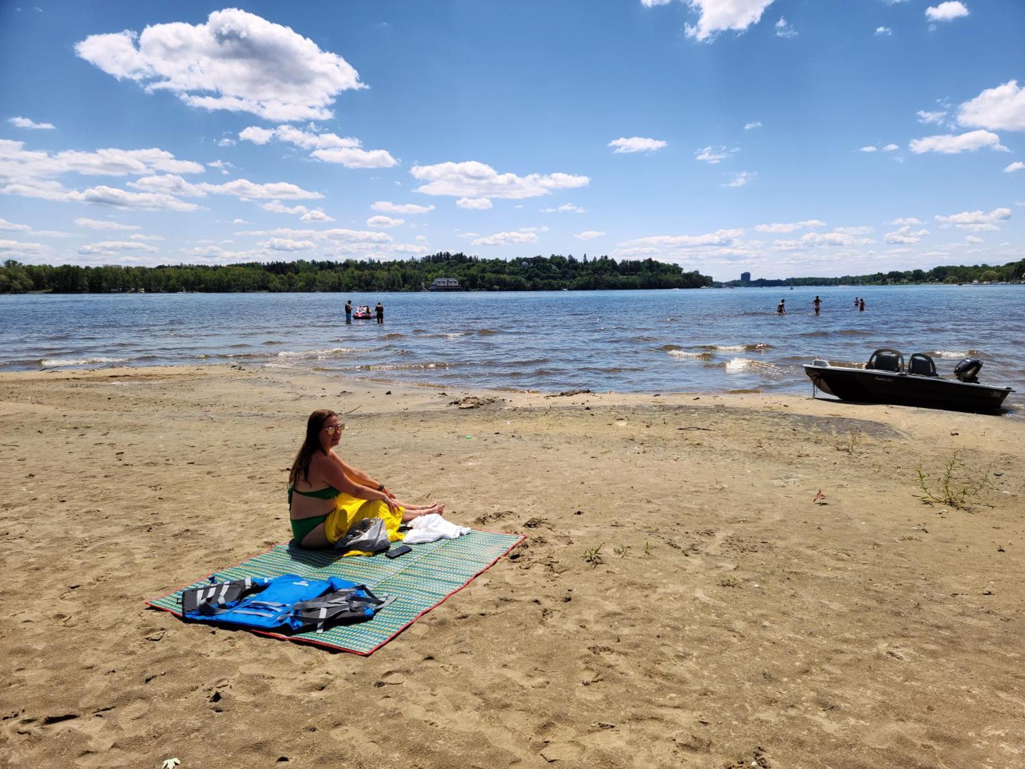 Kokomo Inn Bed And Breakfast Ottawa-Gatineau'S Only Tropical Riverfront B&B On The National Capital Cycling Pathway Route Verte #1 - For Adults Only - Chambre D'Hotes Tropical Aux Berges Des Outaouais Bnb #17542O Exterior photo