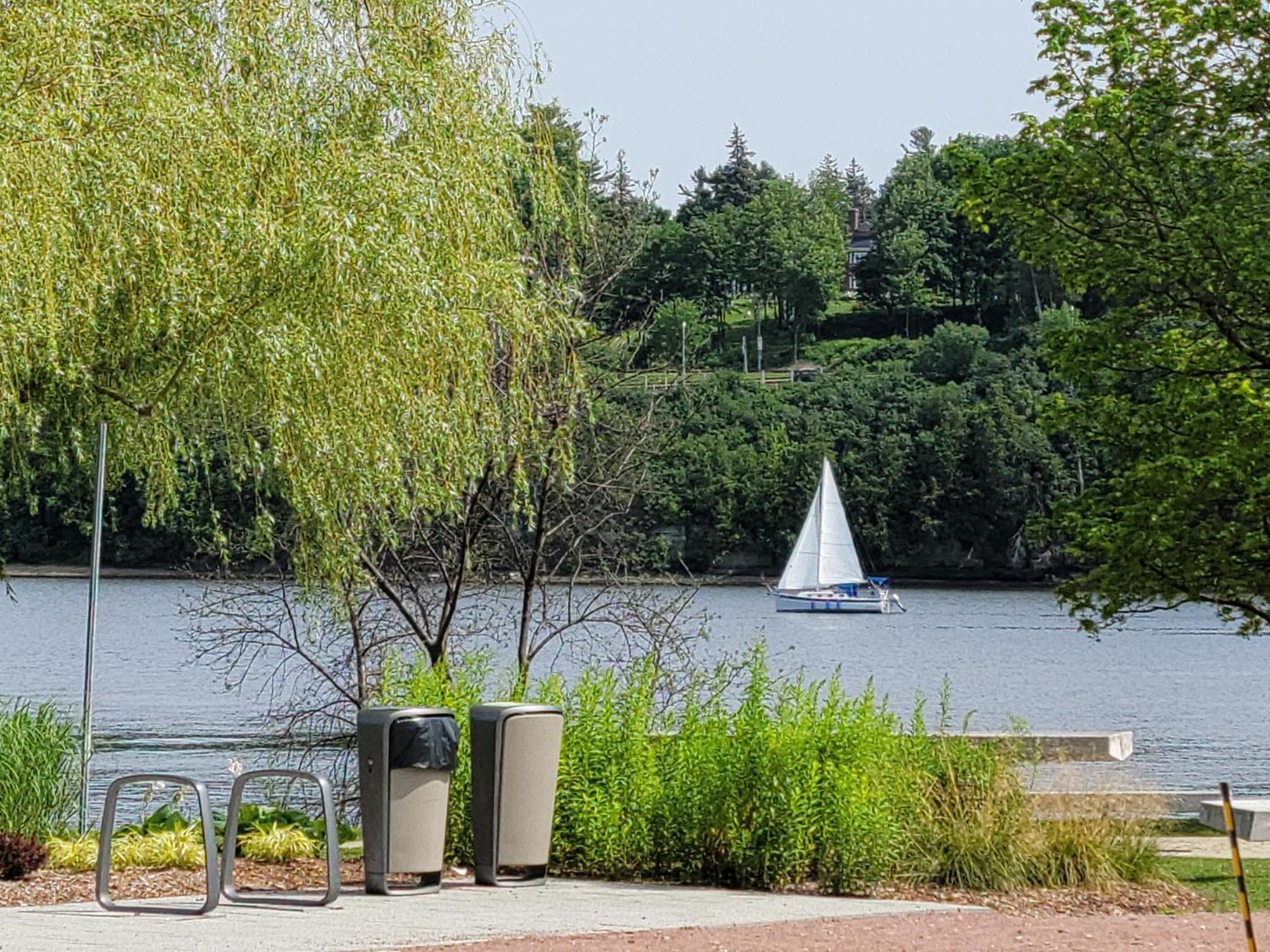 Kokomo Inn Bed And Breakfast Ottawa-Gatineau'S Only Tropical Riverfront B&B On The National Capital Cycling Pathway Route Verte #1 - For Adults Only - Chambre D'Hotes Tropical Aux Berges Des Outaouais Bnb #17542O Exterior photo