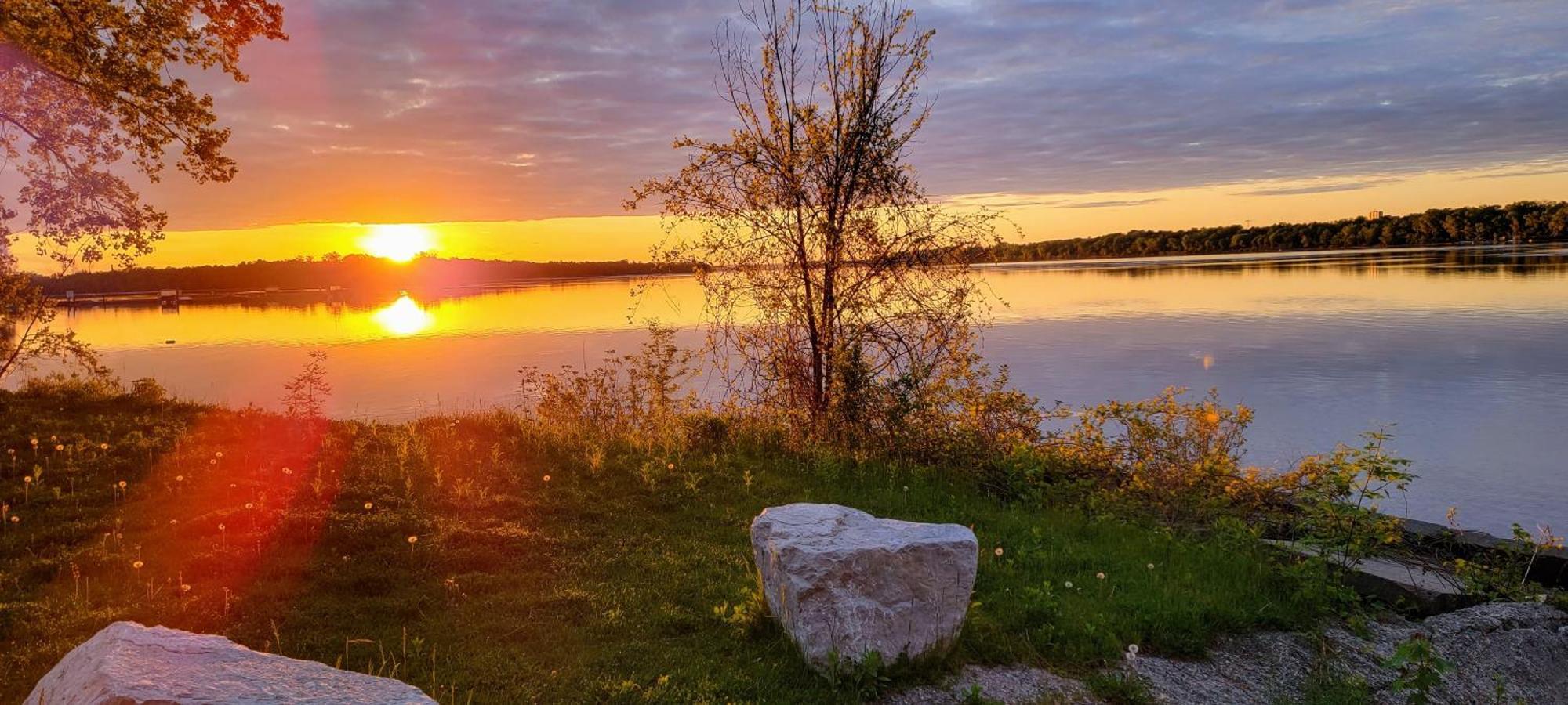 Kokomo Inn Bed And Breakfast Ottawa-Gatineau'S Only Tropical Riverfront B&B On The National Capital Cycling Pathway Route Verte #1 - For Adults Only - Chambre D'Hotes Tropical Aux Berges Des Outaouais Bnb #17542O Exterior photo