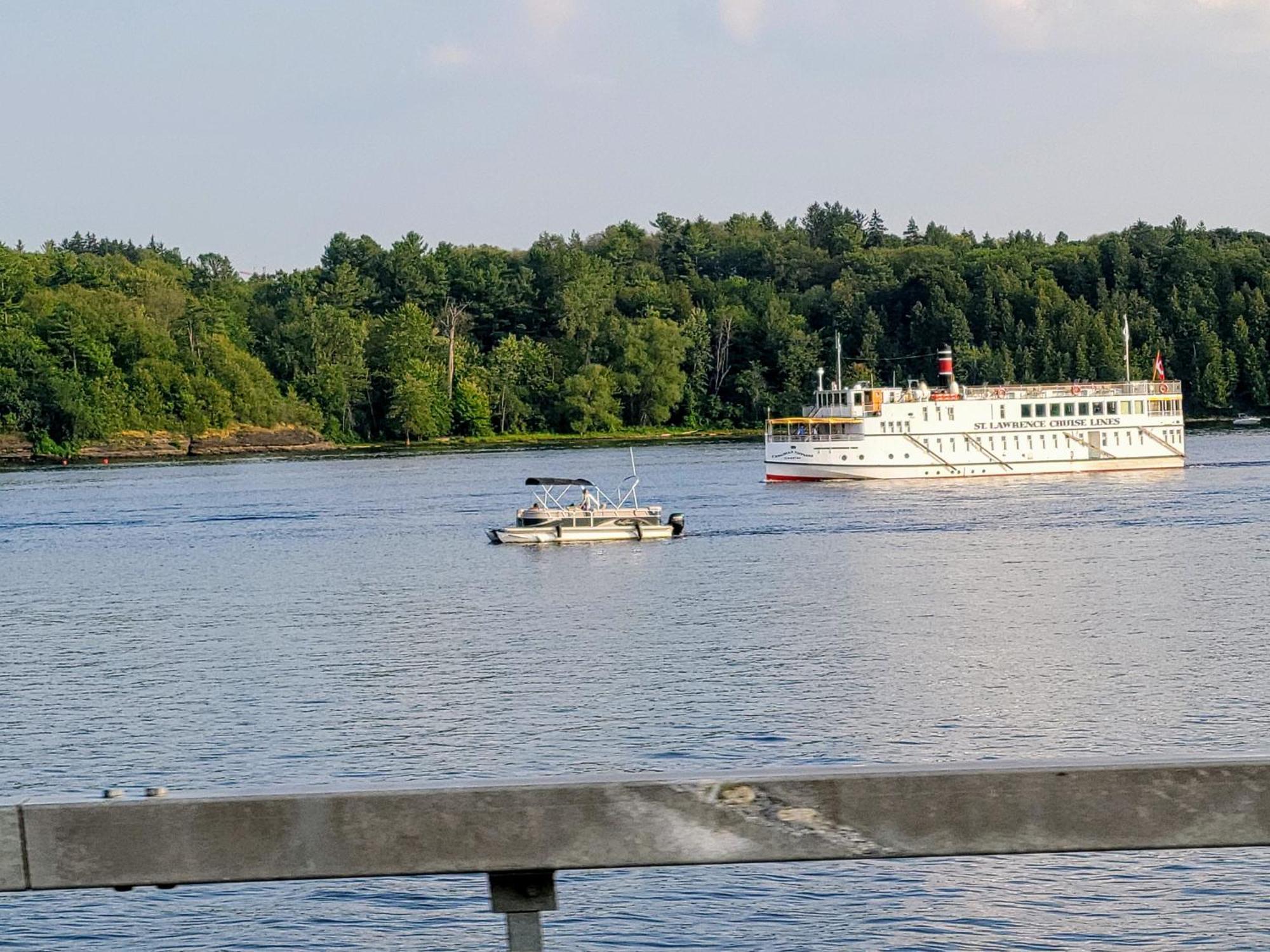 Kokomo Inn Bed And Breakfast Ottawa-Gatineau'S Only Tropical Riverfront B&B On The National Capital Cycling Pathway Route Verte #1 - For Adults Only - Chambre D'Hotes Tropical Aux Berges Des Outaouais Bnb #17542O Exterior photo